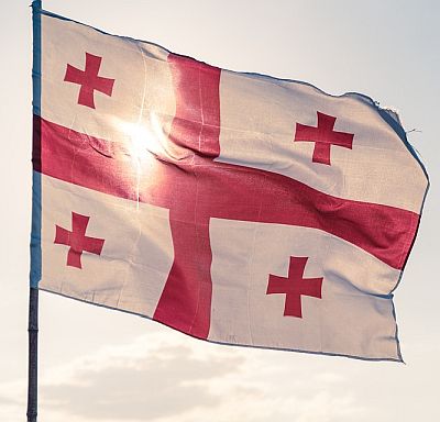 Grúzia zászlaja a Jeruzsálemi Kereszttel, amely Jézus Öt Szent Sebét jelképezi